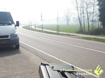 Man rijdt bellend met zijn auto door Chaam met 4500 euro aan openstaande boetes