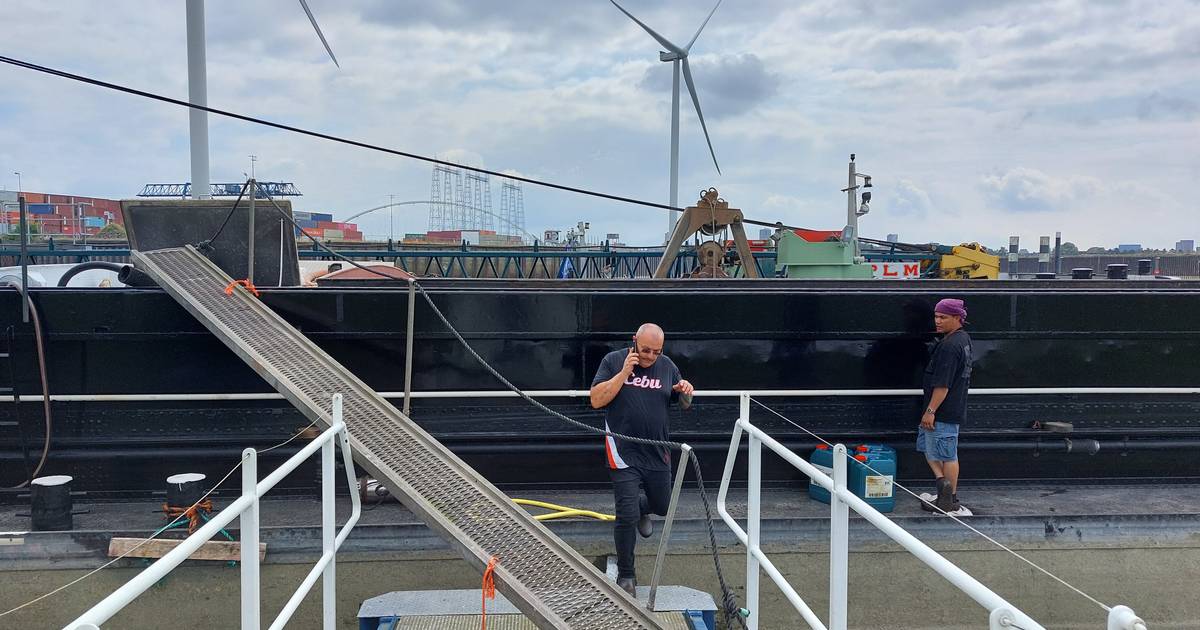 Dankzij een ‘matras’ en snel timmerwerk kan dit bijna gezonken schip weer varen | Nijmegen