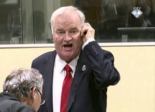 Een boze Ratko Mladic, vlak voor zijn verwijdering door de voorzitter van het Joegoslavië-tribunaal.