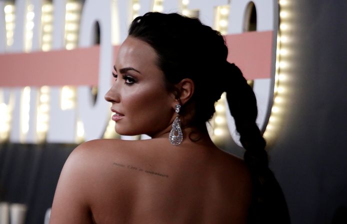 Demi Lovato. Een maand nadat ze in een nieuw nummer genaamd Sober had opgebiecht dat ze na een jaar of zes weer verdovende middelen gebruikte, werd Lovato met spoed naar het ziekenhuis in Los Angeles gebracht.