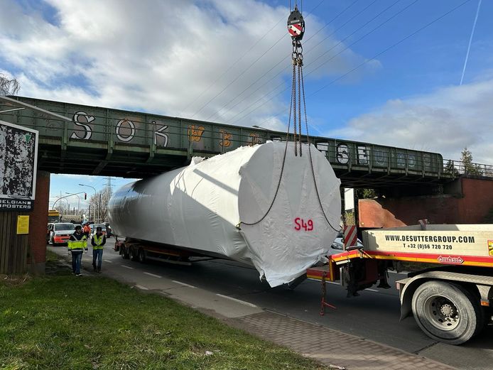 De oplegger kwam vast te zitten onder de spoorwegbrug