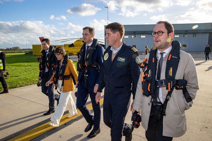 Federaal minister van Energie Tinne Van der Straeten (Groen) bracht samen met collega's minister van de Noordzee Vincent Van Quickenborne (Open Vld) en premier Alexander De Croo (Open Vld) per helikopter een bezoek aan het windmolenpark in de Noordzee.