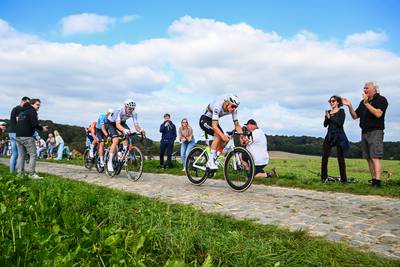 LIVE EUROPEAN CYCLING CHAMPIONSHIPS. Nice group with Van der Poel, Laporte and Pedersen extends their lead again, Philipsen and Merlier are surprised