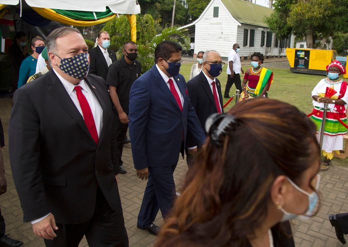 De Amerikaanse ministers Mike Pompeo (links) loopt met Chan Santokhi door Paramaribo