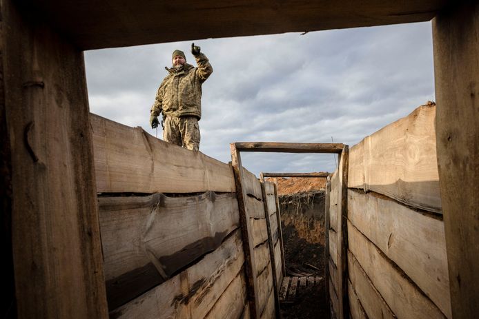 Een Oekraïense soldaat inspecteert nieuwe loopgraven in de buurt van Koepiansk.