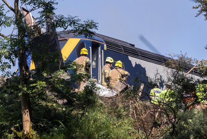 Hulpdiensten zijn ter plaatse bij de ontspoorde trein in Stonehaven, Schotland.