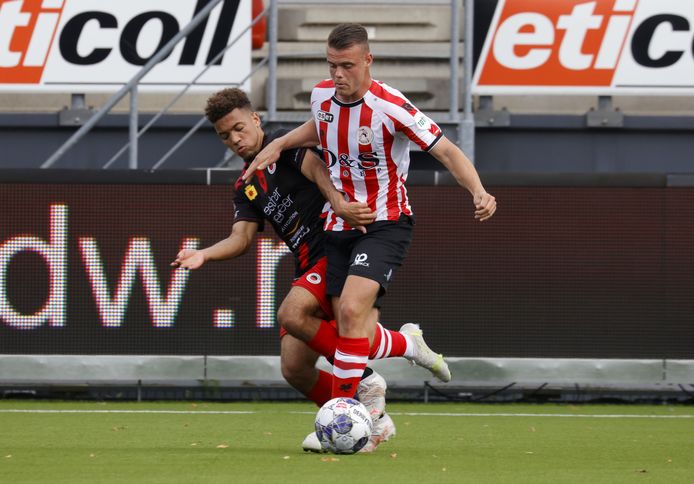 Spartaan Vito van Crooij (rechts ) in duel met Excelsior-speler Jaimy Buter.