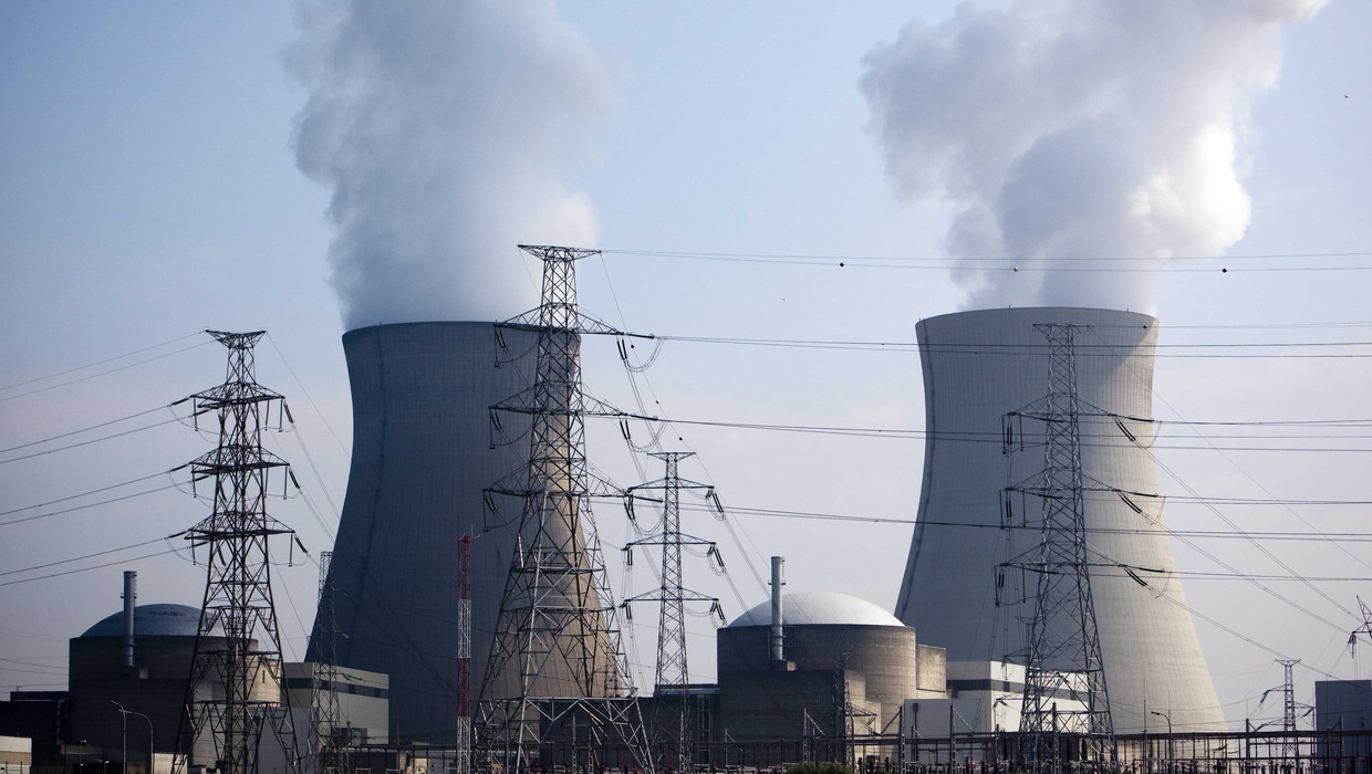 Niet alleen grote energiecentrales, zoals hier de kerncentrale van het Belgische Doel, worden uit de markt geprijsd, ook het netwerk en de energiebedrijven. Beeld ANP XTRA
