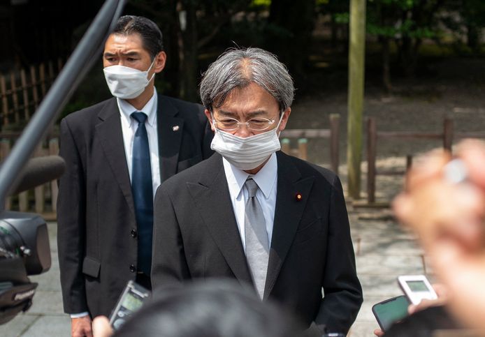 De Japanse premier Fumio Kishida spreekt de pers toe na zijn bezoek aan de schrijn.