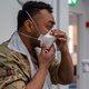 Britse onderwijs- en zorgsector kreunen onder massale afwezigheden door omikron: militairen springen bij