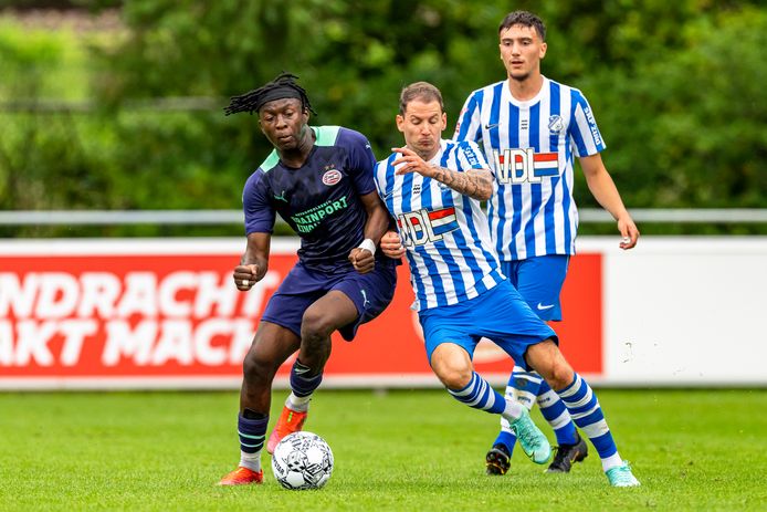 PSV worstelt zich langs FC Eindhoven in Lichtstadderby dankzij hattrick  Pepi, Voetbal