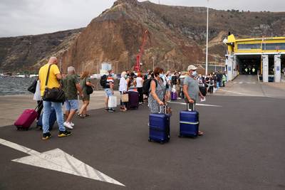 Éruption d'un volcan aux Canaries: l'aéroport de La Palma rouvre mais les vols restent suspendus