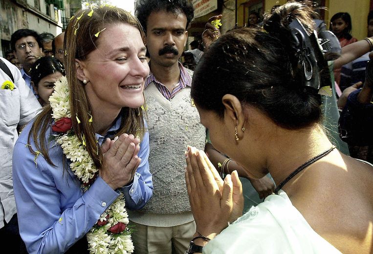 Een Indiase sekswerker begroet Melinda Gates (l) bij een aidspreventiecentrum in Calcutta. 'Ik wil dat mensen empathie voelen bij verhalen die hen bereiken, en dat ze zeggen: wat kan ík doen?' Beeld AFP
