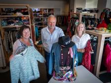 Groeiende armoede door crises zorgt voor massa’s tweedehands kleding in Arnhem, wachttijd stijgt