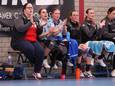 Coach Hilde Koehorst van DFS Arnhem (links) wordt tijdens de wedstrijd tegen Tachos geflankeerd door Karlijn Abbenhuis en Vivian van Zadelhoff.