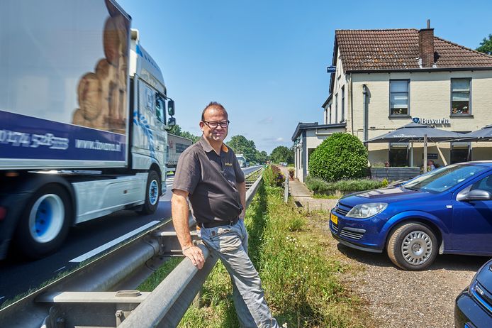 Eigenaar Ronald Cremers van eetcafé De Sluis aan de N279 ter hoogte van Keldonk; de toekomst van het eetcafé is onzeker door de plannen voor de N279.