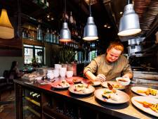 Dineren achter glas-in-lood in het oude gemeentehuis
