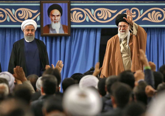 De betogers keren zich tegen de machtige geestelijke leider ayatollah Ali Khamenei (rechts) en tegen president Hassan Rouhani (links)