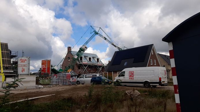 Bouwkraan omgevallen op dak nieuwbouwhuis in Doetinchem.