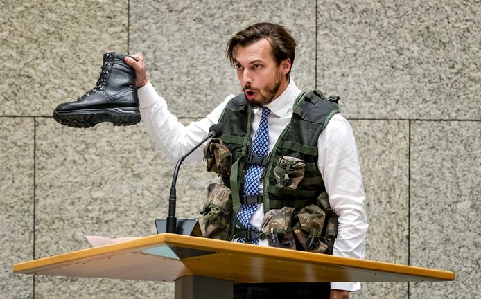 Thierry Baudet (FvD) kwam nooit dichter bij het leger dan tijdens een verkleedpartijtje in de Tweede Kamer.