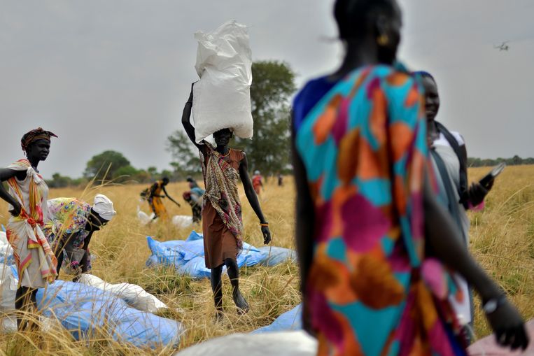Dropping van voedsel en noodhulp door het World Food Programme in Ayod, Zuid-Soedan. Na wekenlang geruzie binnen de coalitie is een akkoord bereikt over extra geld voor ontwikkelingssamenwerking. Beeld Hollandse Hoogte / AFP