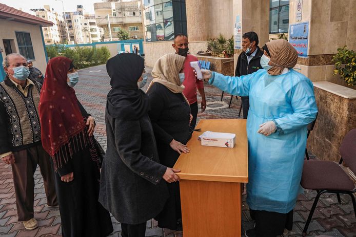 Palestijnen schuiven aan voor een vaccinatiecentrum.
