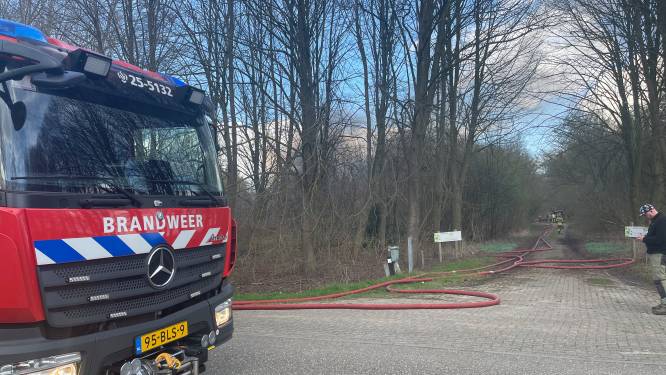 Brand verwoest gebouw outdoorcentrum in bossen tussen Zeewolde en Lelystad: donkere rookwolken van verre te zien