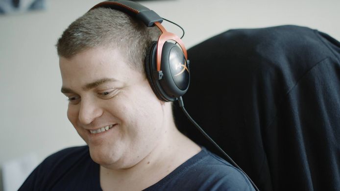 Sven is blind, maar speelt toch op hoog niveau vechtgames.