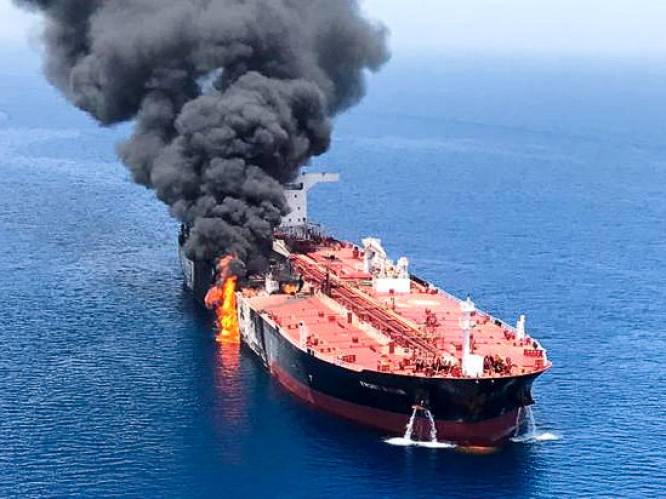 Een van de beschadigde olietankers in Golf van Oman is onderweg naar haven