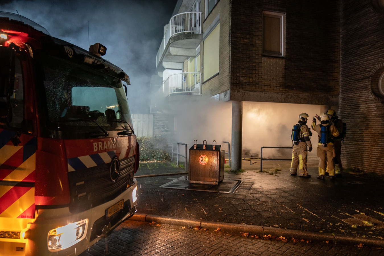 Brand in kelderbox leidt tot veel rook, twee woningen ontruimd | Foto ...