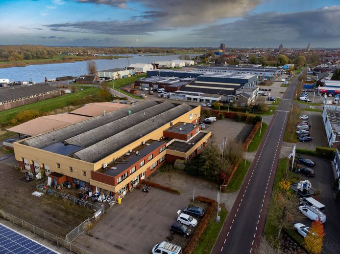 In dit leegstaande bedrijfsgebouw aan de Industrieweg in Kampen worden mogelijk honderd asielzoekers tijdelijk ondergebracht.