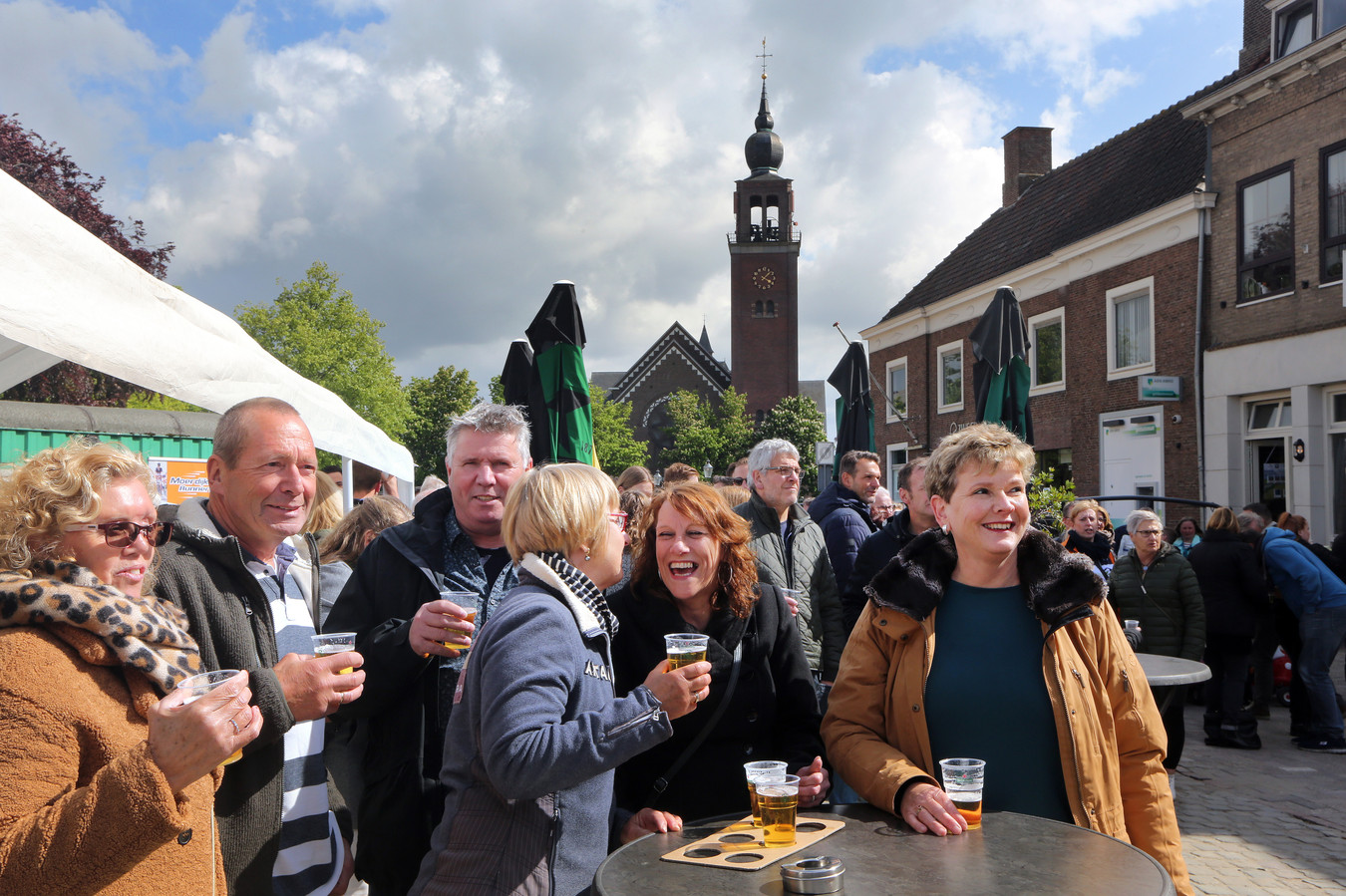 Bevrijdingsfestival Zevenbergen: Met je winterjas op terras Zon, muziek en streekproducten | Foto | bndestem.nl