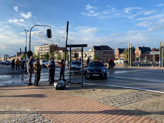 Auto’s botsen tegen elkaar op kruispunt: Eén lichtgewonde (23