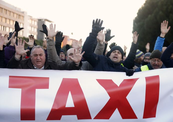 Na zestien dagen staking gaan de taxichauffeurs in Madrid weer aan de slag.