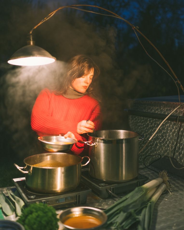 Martha T'Hooft: ‘Tussen kerst en nieuw trek ik opnieuw de straat op. Dit is sowieso een donkere periode en door de crisis hebben veel mensen het extra moeilijk’ Beeld Rebecca Fertinel
