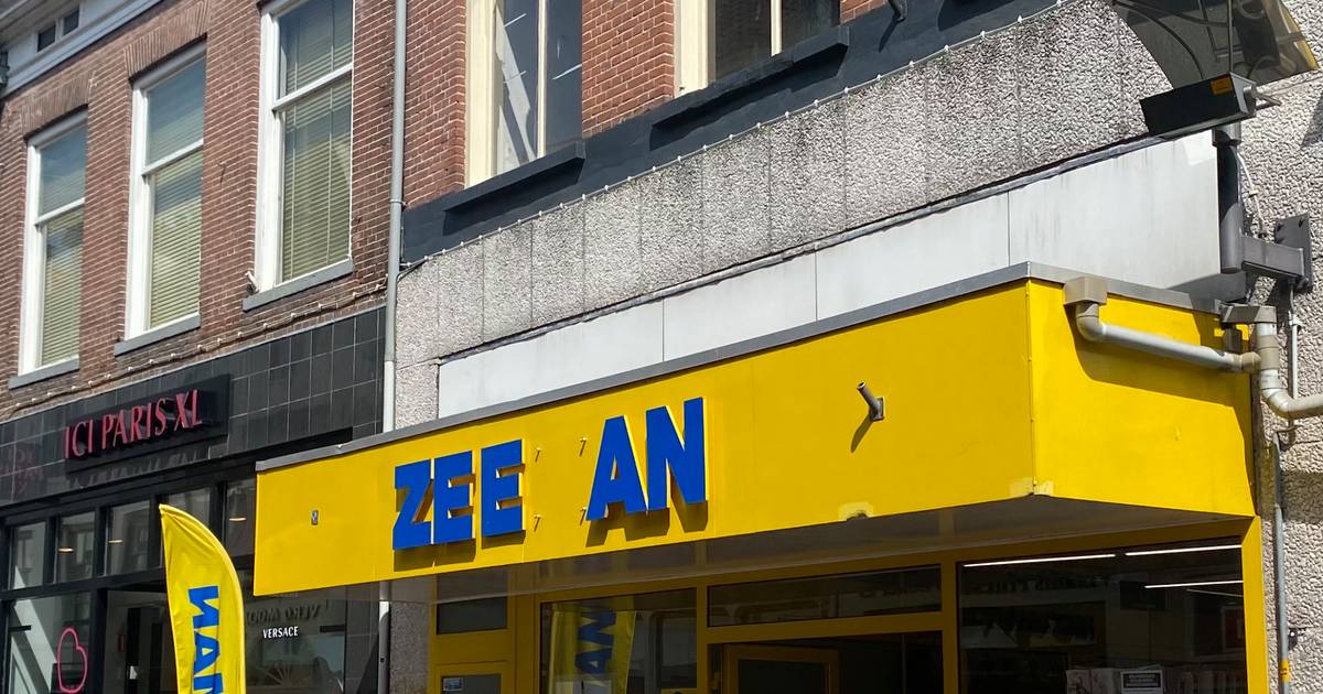 weten vreemd Kan niet Terrasverwarming aan diggelen waarna vandalen de gevel van de Zeeman in  Zutphen slopen | Zutphen | destentor.nl