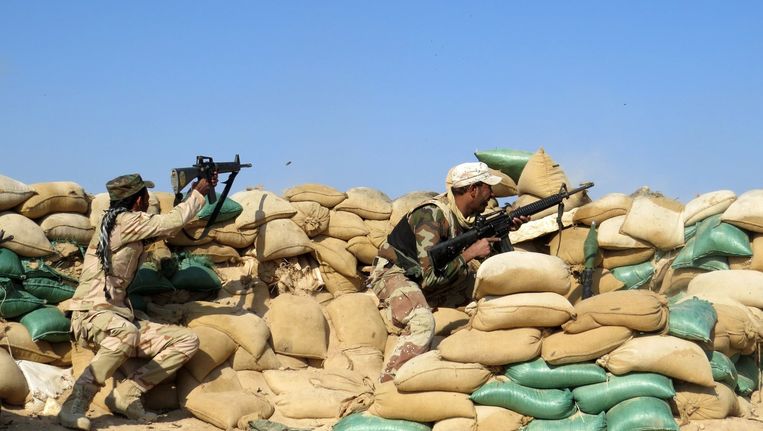 Soldaten van het Iraakse leger ten oosten van de stad Ramadi. Dinsdag ging opende het leger een offensief tegen de door IS gecontroleerde stad in Irak. Beeld afp