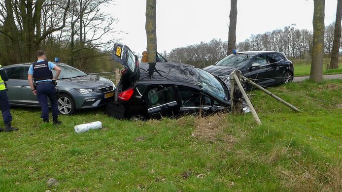 Onderzoek en ravage aan de Aamsveensweg na een achtervolging die leidde tot een crash bij Glanerbrug.