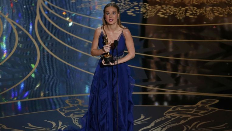 Brie Larson neemt de Oscar voor beste actrice in ontvangst. Beeld reuters