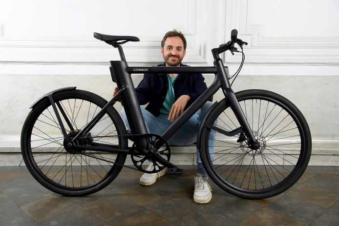 Stichter en CEO Adrien Roose ontwikkelde de Cowboy-fiets helemaal van nul. "We hebben eerst een goede app gebouwd en pas dán een fiets ontworpen met een strak design."
