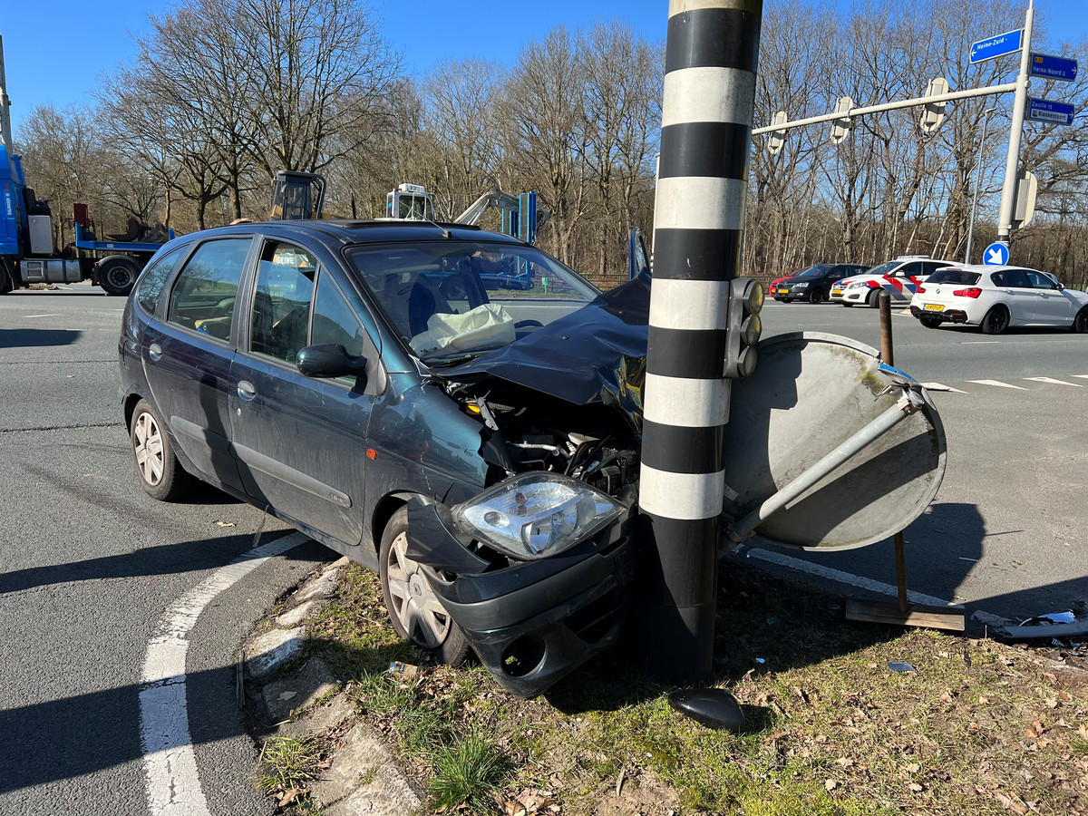 Auto slaat over de kop bij ongeluk op kruising in Heino Foto