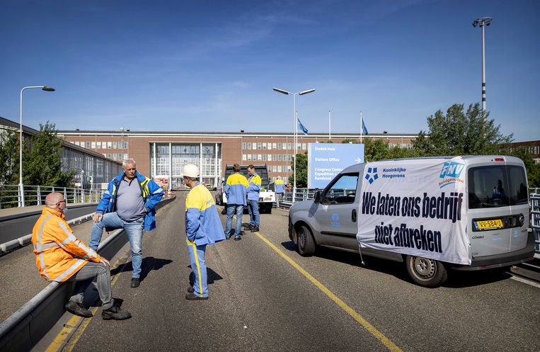 Werknemers van Tata Steel blokkeren een van de ingangen van het bedrijfsterrein.   Beeld EPA