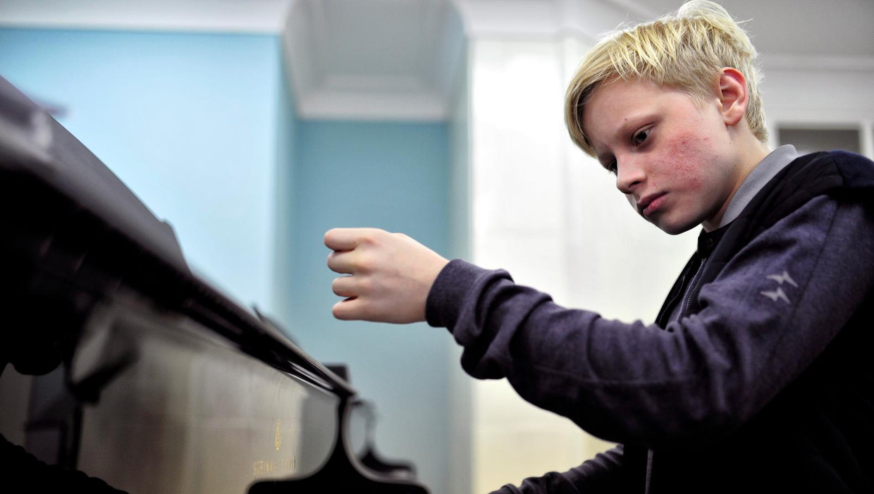 De 15-jarige Aleksander Malofejev speelt zondag in het Amsterdamse Concertgebouw bij het jubileumconcert van de serie Meesterpianisten van Marco Riaskoff. Beeld Pascal Dumont