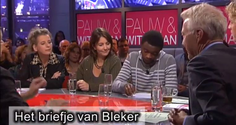 De uitzending van Pauw & Witteman waarin Mauro een briefje kreeg van oud-minister Henk Bleker. Of hij mee wilde naar het voetbal. Beeld 