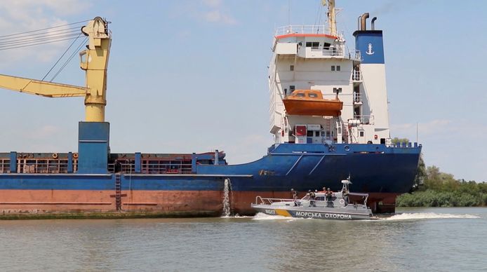 Een vrachtschip wordt gevolgd door de Oekraïense kustwacht op een waterweg nabij Izmajil die de Zwarte Zee met de Donau verbindt. (15/07/22)