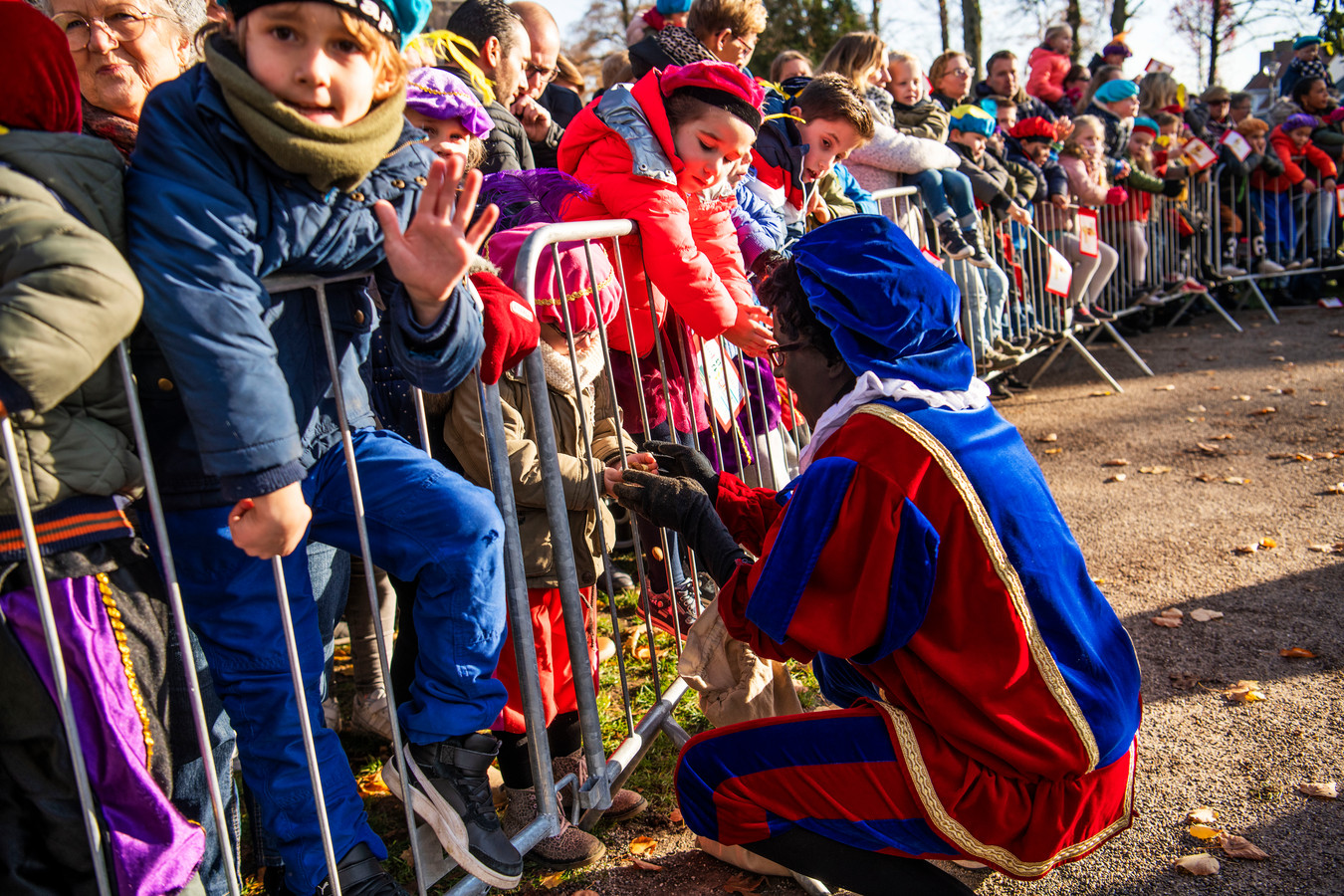 zoete smaak slank Brig Een high five met Zwarte Piet: intocht van Sinterklaas in Best en Nuenen |  Foto | ed.nl