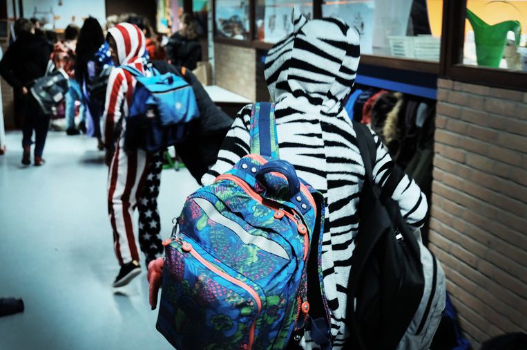 In tegenspraak Verdeelstuk lens Hoe zorg je ervoor dat je kind niet met een te zware boekentas naar school  moet zeulen?