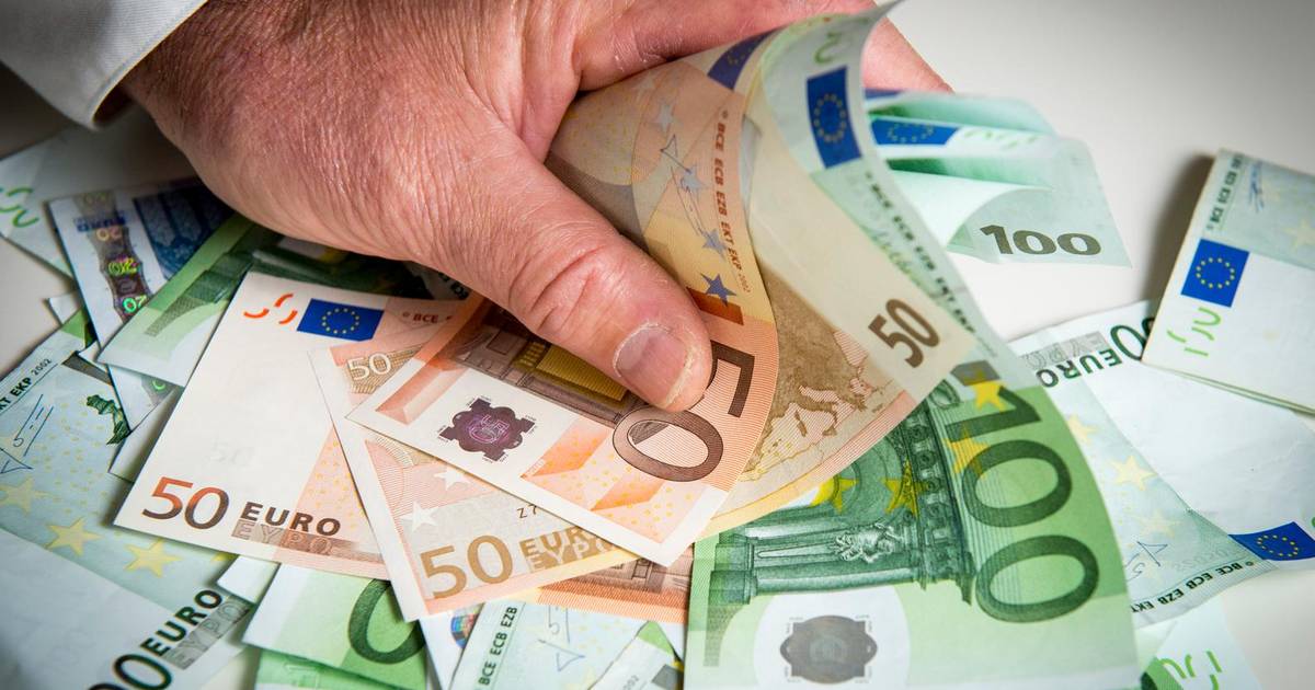 Деньги евро. Евро деньги картина для детей. Денежная поддержка украины. 7000 евро. 700 евро.