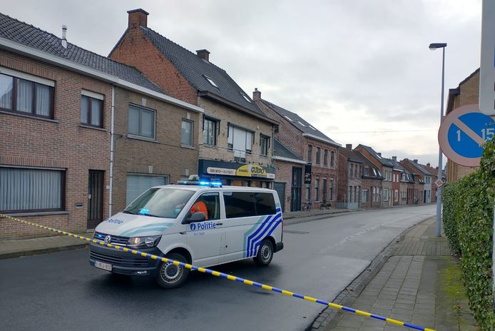Het gaslek ontstond bij graafwerken onder het asfalt van de Veurnestraat. Daarbij werd een middendrukleiding geraakt. De hulpdiensten stelden een ruime perimeter in.
