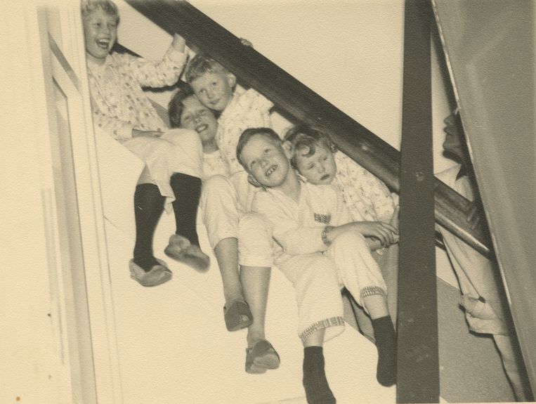 Anke van Reenen (links) met haar broers en zussen op de trap in Utrecht, in de jaren vijftig Beeld 